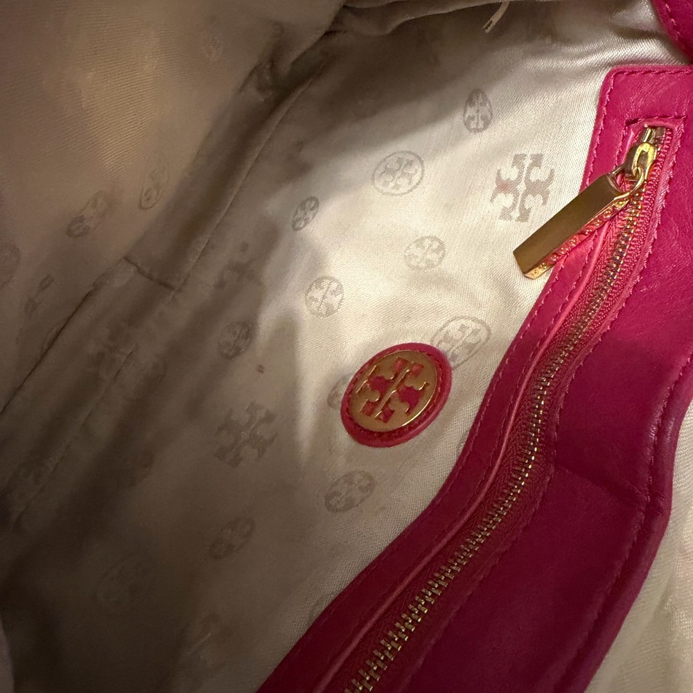 Tory Burch Amanda Pebbled Leather Crossbody in Berry Pink with Gold Hardware - Picture 9 of 11